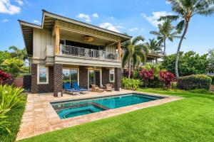 una casa con piscina en el patio en Tropical Villa wPrivate Pool Golf Course Views, en Waikoloa
