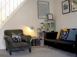 un soggiorno con un divano e una poltrona di Apple Tree Cottage a Bassenthwaite