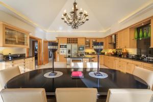 une cuisine avec une table et des chaises noires dans l'établissement Villa Dasha by the Lake, à Quinta do Lago