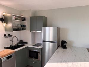 Kuchyň nebo kuchyňský kout v ubytování Appartement en front de mer, vue exceptionnelle + 6 fotografií