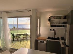 Kuchyň nebo kuchyňský kout v ubytování Appartement en front de mer, vue exceptionnelle