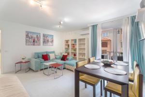 a living room with a blue couch and a table at Apartamento Afirama 1 in Araya