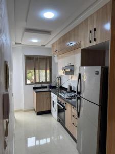 Η κουζίνα ή μικρή κουζίνα στο Cozy modern apartment 3 min drive beach access +7 φωτογραφίες