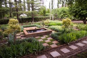 a garden with a fire pit in the middle at Vygeboom Studio in Nieu-Bethesda