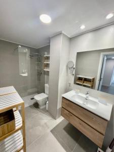 Bilik mandi di Modern 3-Bedroom with Padel and Pool Access