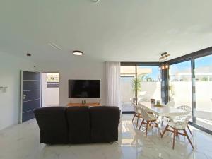 ein Wohnzimmer mit Sofa und Tisch in der Unterkunft R-40-1 Perla Mediterranea in Lo Bigo