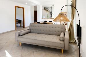 a living room with a couch and a table at Villa Nymphaea Sperlongaresort in Sperlonga