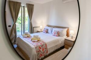 a bedroom with a bed with two teddy bears on it at Villa Nymphaea Sperlongaresort in Sperlonga