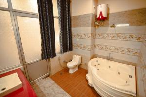A bathroom at Taraji Resort