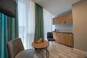 a room with a table and chairs and a kitchen at Casa Nova Hotel in Istanbul
