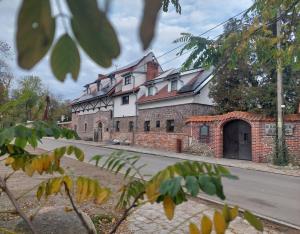 弗罗茨瓦夫卡兹玛瑞姆酒店的街道边的一栋建筑