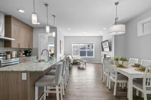 kuchnia i jadalnia ze stołem i krzesłami w obiekcie Relax in Comfort, AC, YYC, CrossIron Mills, Banff w mieście Calgary +20 zdjęć
