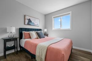 sypialnia z łóżkiem i oknem w obiekcie Relax in Comfort, AC, YYC, CrossIron Mills, Banff w mieście Calgary