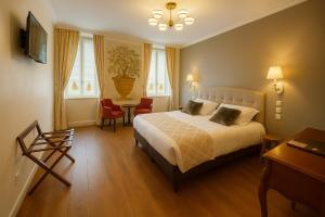TV a/nebo společenská místnost v ubytování Logis Hôtel Restaurant de la Paix