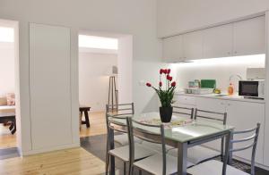 a kitchen and dining room with a table and chairs at Aldeia do Priolo in Nordeste