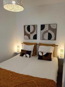 En eller flere senge i et værelse på Central and cozy Townhouse