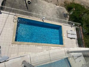 an overhead view of a swimming pool at Apartment Siana in Balchik +15 photos