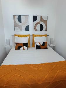 En eller flere senge i et værelse på Central and cozy Townhouse