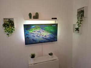 Et tv og/eller underholdning på Central and cozy Townhouse