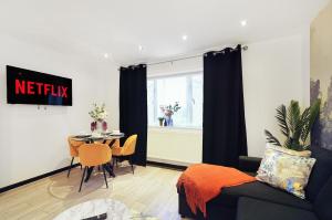 Μια τηλεόραση ή/και κέντρο ψυχαγωγίας στο Stylish 2-Bedroom Flat in Prime London Location +12 φωτογραφίες