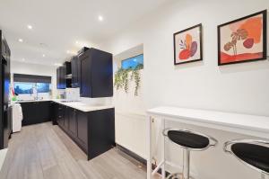 Η κουζίνα ή μικρή κουζίνα στο Stylish 2-Bedroom Flat in Prime London Location