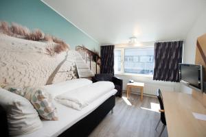 a hotel room with two beds and a staircase at Hotel Hedegaarden in Vejle