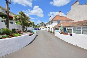 una calle en una ciudad con casas y plantas en Lyme Bay House, en Dawlish