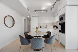バンクーバーにあるModern 3BR Condo with Rooftop, Gym and Parking near Skytrainのテーブルと椅子のあるダイニングルーム +20枚の写真