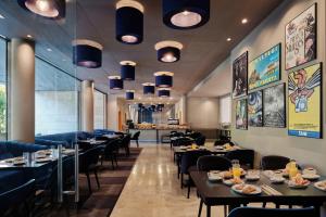 Un restaurante o sitio para comer en Hotel Antik San Sebastián
