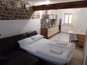 Η κουζίνα ή μικρή κουζίνα στο Apartma Via Flavia