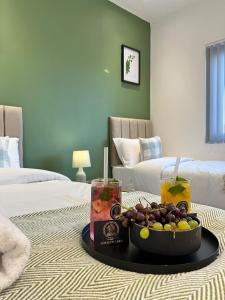 un vassoio di frutta su un tavolo in una camera d'albergo di 124A The Luxury Suite 1st floor modern apartment a Quinton