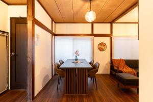 a dining room with a table and chairs at 和氣会々南長崎 Wakiaiai Minaminagasaki in Tokyo