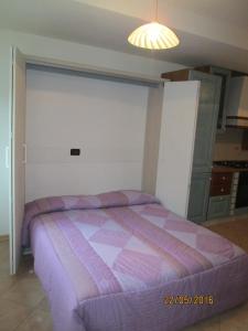1 dormitorio con 1 cama de color púrpura en una habitación en Debora en Roncegno