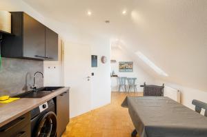 una cucina con lavello e fornello di Ferienwohnung an der Ohme a Warburg