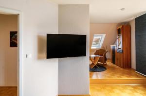 - soggiorno con TV a schermo piatto a parete di Ferienwohnung an der Ohme a Warburg
