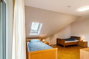 una camera da letto con due letti e una finestra di Ferienwohnung an der Ohme a Warburg