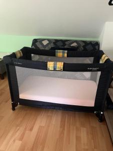 a black bunk bed in a room with a wooden floor at Détente aux beaumonts in Chouzy-sur-Cisse