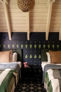 two beds in a room with purple walls at Chata Wędrowca - całoroczny dom Komfort in Wetlina
