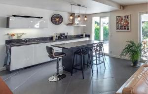 Køkken eller tekøkken på Superbe Maison Avec Piscine