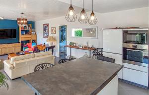 Køkken eller tekøkken på Superbe Maison Avec Piscine