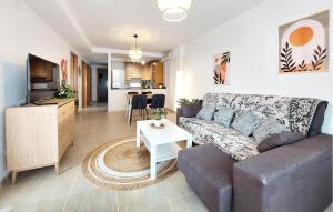 Χώρος καθιστικού στο Pet Friendly Apartment In Torreblanca With Swimming Pool