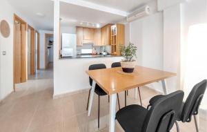 Η κουζίνα ή μικρή κουζίνα στο Pet Friendly Apartment In Torreblanca With Swimming Pool