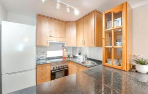 Η κουζίνα ή μικρή κουζίνα στο Pet Friendly Apartment In Torreblanca With Swimming Pool