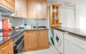 Η κουζίνα ή μικρή κουζίνα στο Pet Friendly Apartment In Torreblanca With Swimming Pool +13 φωτογραφίες