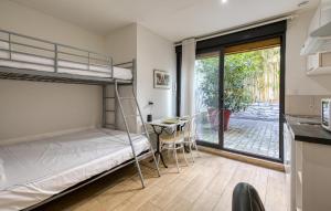 ein Schlafzimmer mit Etagenbett und Tisch in der Unterkunft Appartement Proche Plage in La Rochelle