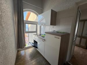 ドゥーチェにあるRooms Marinoのキッチン(白い冷蔵庫付)、窓