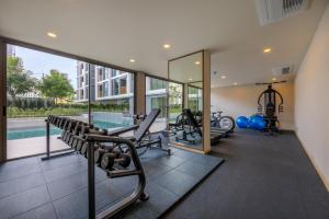 Laguna PhuketにあるModern 1-BR at The Ozone Phuket BangTao Beach by TropicLookの屋内ジム(トレッドミル、スイミングプール付)