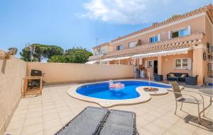 a backyard with a swimming pool and a house at 3 Bedroom Stunning Home In Miami Platja in Miami Platja