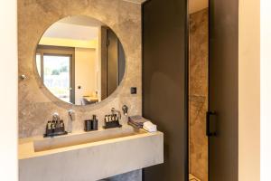Koupelna v ubytování UNIQUE Suites Kalamata + 66 fotografií