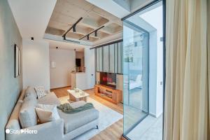 sala de estar con sofá y pared de cristal en Stayhere Casablanca - Gauthier 1 - Modern Residence, en Casablanca